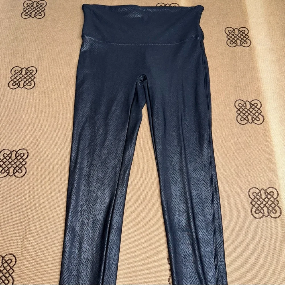 SPANX Faux Leather Croc Legging In Metallic Black Size L
In Excellent Condition - Picture 4 of 15
